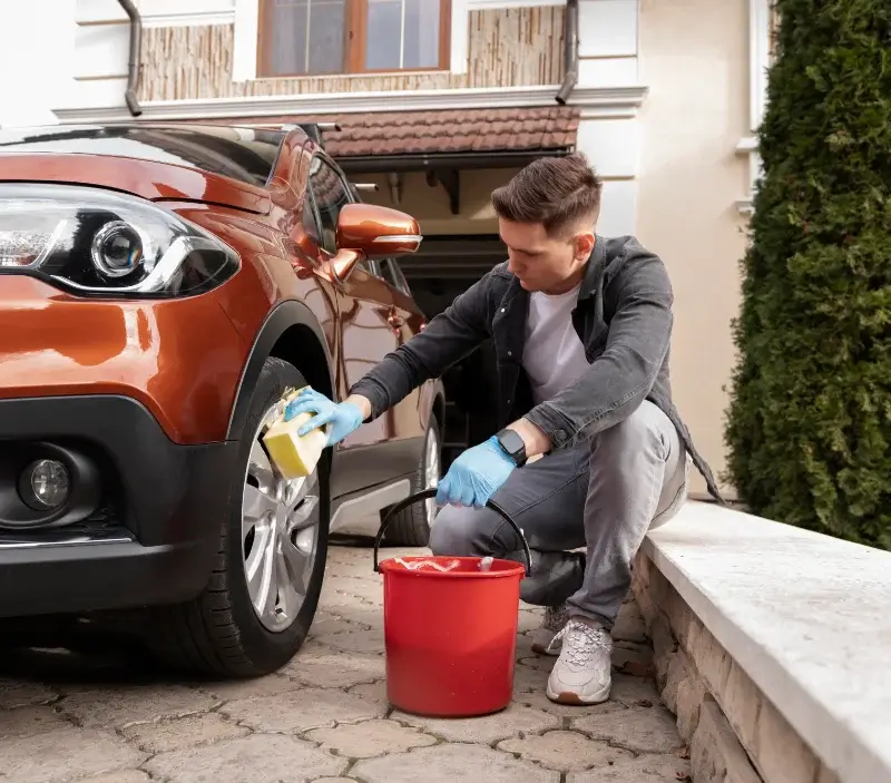 Lavage auto à domicile Prades-Salars : professionnel intervenant sur un véhicule
